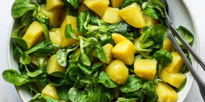 Beitragsbild des Blogbeitrags Erdäpfel-Vogerlsalat mit schnellem Dressing