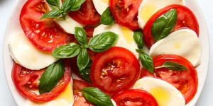 Beitragsbild des Blogbeitrags Insalata Caprese – Tomaten Mozzarella Salat