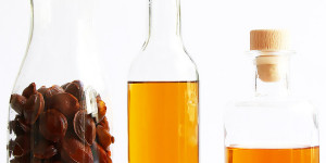 Beitragsbild des Blogbeitrags Amaretto selber machen – aus Marillenkernen