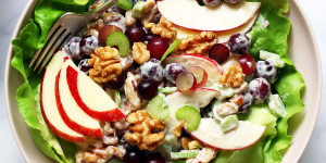 Beitragsbild des Blogbeitrags Cremiger Waldorfsalat aus den USA