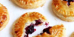 Beitragsbild des Blogbeitrags Blättrige Mini Beeren Pies (Hand Pies)