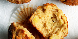 Beitragsbild des Blogbeitrags Saftige Apfelmuffins (apfelig, luftig und weich!)