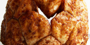 Beitragsbild des Blogbeitrags Luftiges Monkey Bread – Zupfbrot mit Zimt und Zucker