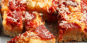Beitragsbild des Blogbeitrags Detroit Pizza: dicker Boden, knuspriger Rand