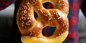 Beitragsbild des Blogbeitrags Weiche Brezen mit Käsedip