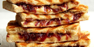 Beitragsbild des Blogbeitrags Grilled Cheese Sandwich mit Onion Jam