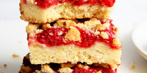 Beitragsbild des Blogbeitrags Raspberry Crumble Bars – Himbeer Streuselkuchen 