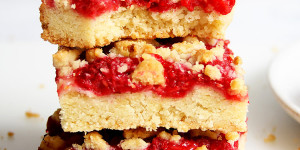Beitragsbild des Blogbeitrags Raspberry Crumble Bars – Himbeer Streuselkuchen