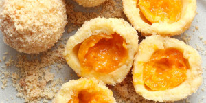 Beitragsbild des Blogbeitrags Flaumige Marillenknödel mit Erdäpfelteig