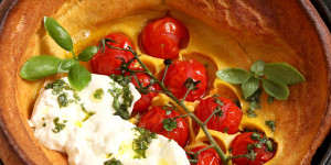 Beitragsbild des Blogbeitrags Dutch Baby mit Tomaten und Burrata