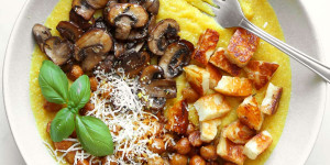 Beitragsbild des Blogbeitrags Cremige Polenta mit Champignons, Halloumi und Kichererbsen