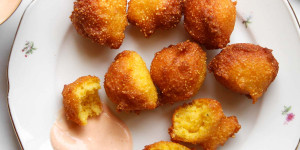 Beitragsbild des Blogbeitrags Hush Puppies – Knusprige Maisbällchen 