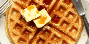 Beitragsbild des Blogbeitrags Luftige Belgische Waffeln (wenig Butter und Zucker) 