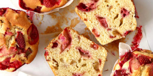 Beitragsbild des Blogbeitrags Saftige Erdbeer Rhabarber Muffins