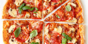 Beitragsbild des Blogbeitrags Pizza Funghi – mit frischen Pilzen und Tomaten