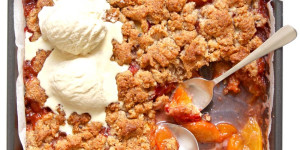 Beitragsbild des Blogbeitrags Saftiger Pfirsich Crumble mit knusprigen Streuseln