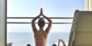Beitragsbild des Blogbeitrags FYT Yoga Essentials: Balancehaltungen auf hoher See mit YOIQI Yogawear 