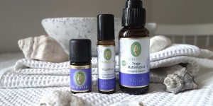 Beitragsbild des Blogbeitrags FYT Essentials: Im Yogaflow mit Myrte, Grapefruit & Sandelholz
