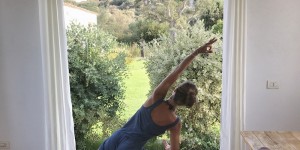 Beitragsbild des Blogbeitrags FYT Essentials: Alles, was du für Yoga im Urlaub brauchst! (+Yoga-Summer-Goodie!)