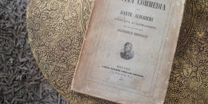 Beitragsbild des Blogbeitrags My Souvenir from…Lissabon: Dante Alighieri, die Göttliche Komödie & mein ältestes Buch im Regal