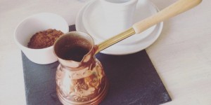 Beitragsbild des Blogbeitrags My Souvenir from… Thessaloniki: Griechischer Kaffee aus dem Kupferkännchen 