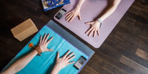 Beitragsbild des Blogbeitrags 3x YOGA & REISEN mit FYT: 1 App für moderne Yogis, 1 chicer Yoga-Blog & 1 Yogaevent in Salzburg