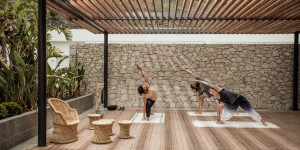 Beitragsbild des Blogbeitrags 3 x YOGA & REISEN mit FYT >> 1 Yogahotel auf Rhodos, 1x Online-Yoga für unterwegs & 1 Retreat für spirituelle Selbsterfahrung 