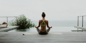 Beitragsbild des Blogbeitrags Yogaretreats weltweit: Die besten Yogareisen, die schönsten Yogahotels & die beliebtesten Yogadestinationen