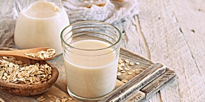 Beitragsbild des Blogbeitrags Hafermilch mit leichtem Vanille Geschmack - die vegane Alternative zur normalen Milch 