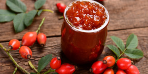 Beitragsbild des Blogbeitrags Herbstlich fruchtiger Aufstrich - Hagebutten Marmelade 