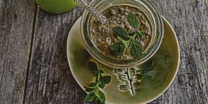 Beitragsbild des Blogbeitrags Süßes Pesto aus der Zitronenmelisse