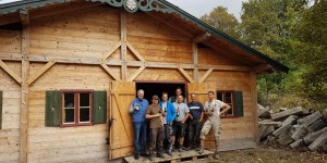 Beitragsbild des Blogbeitrags Die Fahrerlager-Alm steht