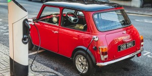 Beitragsbild des Blogbeitrags Exklusiv: Elektrischer Jungbrunnen für den alten Mini