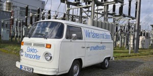Beitragsbild des Blogbeitrags Techno-Classica: Mit dem VW T2 zurück in die Zukunft der E-Mobilität