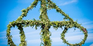 Beitragsbild des Blogbeitrags Das Licht das nie erlöscht und die Mittsommerstange