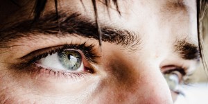 Beitragsbild des Blogbeitrags Warum Du vom kiffen rote Augen bekommst und was dagegen hilft