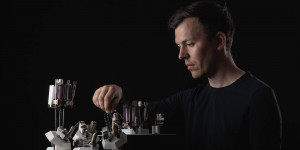Beitragsbild des Blogbeitrags Er lässt Mini-Roboter musizieren