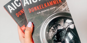 Beitragsbild des Blogbeitrags Rezension – Dunkelkammer + Gewinnspiel