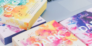 Beitragsbild des Blogbeitrags Rezension – DARK Night GLOW
