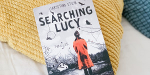 Beitragsbild des Blogbeitrags Rezension – Searching Lucy