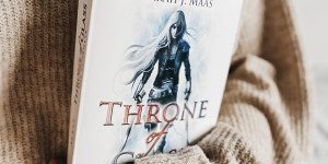 Beitragsbild des Blogbeitrags Rezension – Throne of Glass – Die Erwählte (Band 1)
