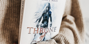 Beitragsbild des Blogbeitrags Rezension – Throne of Glass – Die Erwählte (Band 1) 