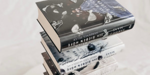 Beitragsbild des Blogbeitrags Rezension – Das Reich der sieben Höfe – Silbernes Feuer (Band 5)