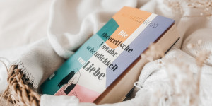 Beitragsbild des Blogbeitrags Rezension – Die theoretische Unwahrscheinlichkeit von Liebe