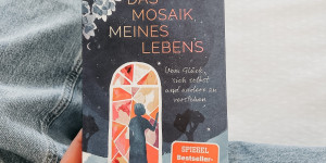 Beitragsbild des Blogbeitrags Rezension – Das Mosaik meines Lebens: Vom Glück, sich selbst und andere zu verstehen 