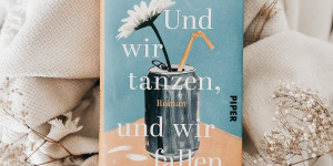 Beitragsbild des Blogbeitrags Rezension – Und wir tanzen, und wir fallen 