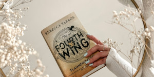 Beitragsbild des Blogbeitrags Rezension – Fourth Wing – Flammengeküsst