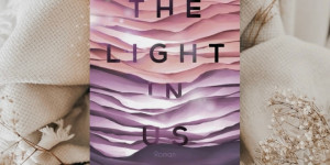Beitragsbild des Blogbeitrags Rezension – The Light in Us