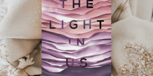 Beitragsbild des Blogbeitrags Rezension – The Light in Us 