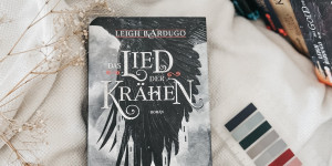 Beitragsbild des Blogbeitrags Rezension – Das Lied der Krähen